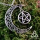 Ce collier ésotérique orné d'un croissant de lune argenté abritant un pentagramme, étoile à cinq branches dans un cercle