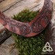 Collier plastron artisanal en cuir marron orné de volutes et feuilles pour mariage médiéval fantasy, féerique ou celtique