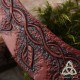 Collier plastron artisanal en cuir marron orné de volutes et feuilles pour mariage médiéval fantasy, féerique ou celtique