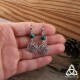 Boucles d'oreilles féeriques aux volutes rondes argentées style elfique et Art Nouveau surmontées de perles en Malachite