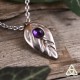 Collier féerique orné d'une feuille elfique argentée et pierre Améthyste violet foncé. Bijou de créateur fait-main.