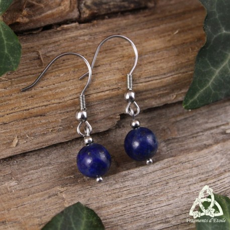 Boucles d'oreilles naturelles féeriques en acier inoxydable ornées de perles en Lapis Lazuli naturel bleu foncé.