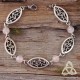 Bracelet médiéval fin orné de volutes elfiques en forme de navettes entourées de perles en Quartz rose pastel