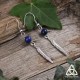 Boucles d'oreilles médiévales et féeriques ornées d'une Plume argentée surmontée d'une perle en Lapis Lazuli bleu.