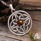 Collier médiéval rond orné de Triquetra celtiques  inscrites dans un Cercle avec une Ambre véritable au centre.