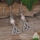 Boucles d'oreilles celtiques médiévales Triquetra noeud argenté ajouré et perle en Quartz rose clair.