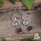 Boucles d'oreilles médiévales ornées de spirales celtiques argentées et d'une perle d'Améthyste naturelle violette.