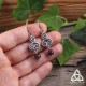 Boucles d'oreilles médiévales ornées de spirales celtiques argentées et d'une perle d'Améthyste naturelle violette.