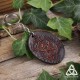 Porte clés médiéval en cuir marron foncé repoussé à la main et orné d'un Pentacle et de volutes. brunes.