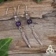 Boucles d'oreilles médiévales et féeriques ornées d'une Plume argentée surmontée d'une perle en Améthyste violette.
