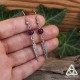 Boucles d'oreilles médiévales et féeriques ornées d'une Plume argentée surmontée d'une perle en Améthyste violette.