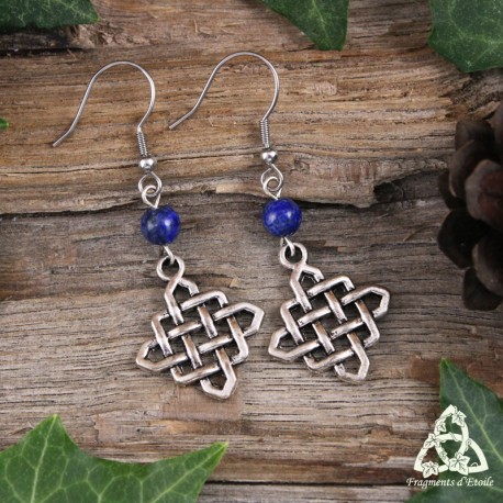 Boucles d'oreilles médiévales noeud celtique infini argenté et perles en Lapis Lazuli bleu foncé. Bijou magique et féerique.