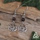 	Boucles d'oreilles féeriques aux volutes rondes argentées style elfique et Art Nouveau surmontées de perles en Grenat
