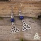 Boucles d'oreilles celtiques médiévales Triquetra noeud argenté ajouré et perle en Lapis Lazuli bleu.