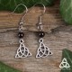 Boucles d'oreilles celtiques médiévales Triquetra noeud argenté ajouré et perle en Grenat rouge foncé
