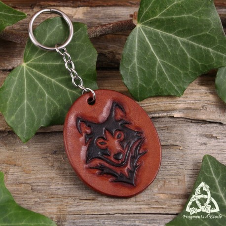 Porte-clés médiéval fantasy et artisanal en cuir repoussé orné d'une tête de Loup marron de style tribal
