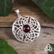 Pendentif médiéval rond et mixte en argent orné d'un noeud celtique et d'entrelacs infinis avec un Grenat rouge foncé