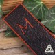 Marque-page médiéval et artisanal en cuir orné de feuilles de chêne et personnalisé avec votre initiale