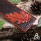 Marque-page médiéval et artisanal en cuir orné de feuilles de chêne et personnalisé avec votre initiale