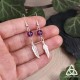 Boucles d'oreilles poétiques en argent ornées d'une jolie plume ouvragée surmontée d'une perle en Améthyste naturelle violette.