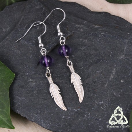 Boucles d'oreilles poétiques en argent ornées d'une jolie plume ouvragée surmontée d'une perle en Améthyste naturelle violette.