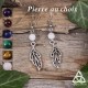 Boucles d'oreilles féeriques et printanières ornées de fines feuilles elfiques argentées et de perles en Pierre naturelle.