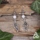 Boucles d'oreilles féeriques et printanières ornées de fines feuilles elfiques argentées et de perles en Péristérite.