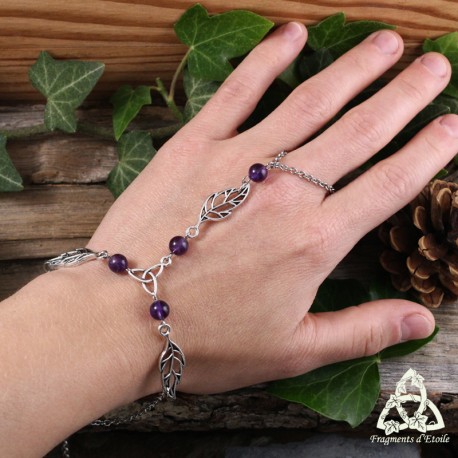 Bracelet de main médiéval fantasy orné de trois Feuilles elfiques autour d'une Triquetra celtique et d'Améthyste violette