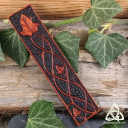 Marque page médiéval et artisanal en cuir repoussé marron orné de volutes elfiques et de feuilles de lierre