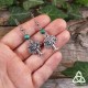 Boucles d'oreilles féeriques ornées  d'un Arbre argenté au beau feuillage surmonté d'une perle en Malachite vert forêt.
