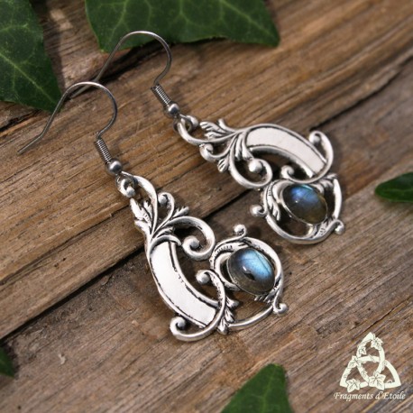 Boucles d'oreilles féeriques et victoriennes ornées de volutes argentées Art Nouveau et Labradorite bleu.
