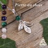 Collier médiéval féerique orné de petites feuilles elfiques argentées surmontées d'une pierre gemme naturelle