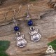Boucles d'oreilles féeriques pendantes ornées d'un petit hibou argenté surmonté d'une perle de Lapis lazuli bleu nuit.