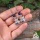 Boucles d'oreilles féeriques pendantes ornées d'un petit hibou argenté surmonté d'une perle de Lapis lazuli bleu nuit.