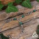 Bracelet de main médiéval fantasy orné de trois Feuilles elfiques autour d'une Triquetra celtique et de Malachite verte