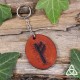 Porte clés artisanal et médiéval en cuir repoussé marron orné de la Rune du feu primordial : Fehu.