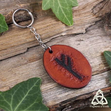 Porte clés artisanal et médiéval en cuir repoussé marron orné de la Rune du feu primordial : Fehu.