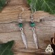 Boucles d'oreilles médiévales et féeriques ornées d'une Plume argentée surmontée d'une perle en Malachite verte.