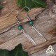 Boucles d'oreilles médiévales et féeriques ornées d'une Plume argentée surmontée d'une perle en Malachite verte.