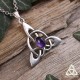Collier médiéval fantasy orné d'un noeud celtique Triquetra argenté et d'une Améthyste naturelle violette.
