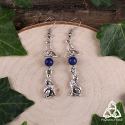 Boucles d'oreilles médiévales fantasy ornées d'un petit loup celtique argenté et de perles en Lapis Lazuli bleu.