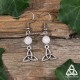 Boucles d'oreilles médiévales ornée d'une triquetra, noeud celtique argenté, surmonté d'une perle en Péristérite blanche.