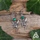 	Boucles d'oreilles poétiques ornée de petites Fées argentées aux ailes de libellule surmontée d'une perle de Malachite verte.