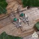 	Boucles d'oreilles poétiques ornée de petites Fées argentées aux ailes de libellule surmontée d'une perle de Malachite verte.