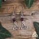 	Boucles d'oreilles noeud celtique Triquetra triangle argenté et perle en Grenat rouge foncé. Bijou médiéval féerique.