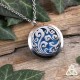 Collier féerique en acier inoxydable orné de volutes fleuries style Mandala et disque de feutrine bleu pour aromathérapie.