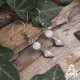 Boucles d'oreilles durables et féeriques en acier inoxydable ornées de petites feuilles et de Péristérite blanche.
