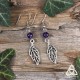 	Boucles d'oreilles féeriques et printanières ornées de fines feuilles elfiques argentées et de perles en Améthyste violette