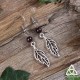 Boucles d'oreilles féeriques et printanières ornées de fines feuilles elfiques argentées et de perles de Grenat rouge foncé.