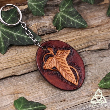 Porte clés elfique en cuir repoussé brun inspiré du Seigneur des Anneaux et orné d'une Feuille de Mallorn  effet ancien.